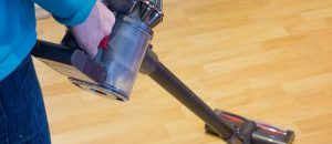 aspirateur-sur-parquet Passer un coup de balai ou d'aspirateur avant de laver
